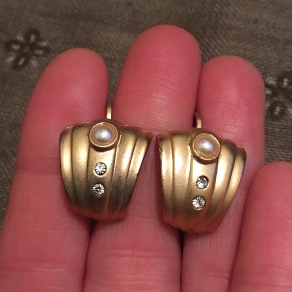 unknown Jewelry - Vintage Gold Tone Faux Pearl Clip On Earrings